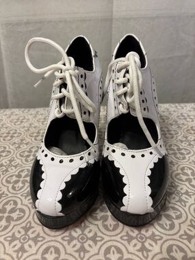 Leg Avenue Women’s Black and White Lace-Up Dress Shoes size 6.
